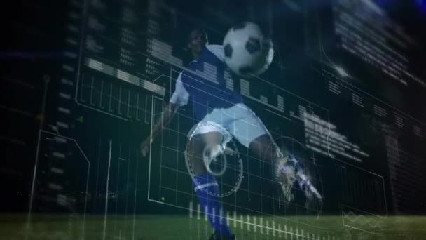 Animace Zpracování Finančních Dat Nad Africkým Americkým Fotbalistou Fotbalem Globální — Stock video