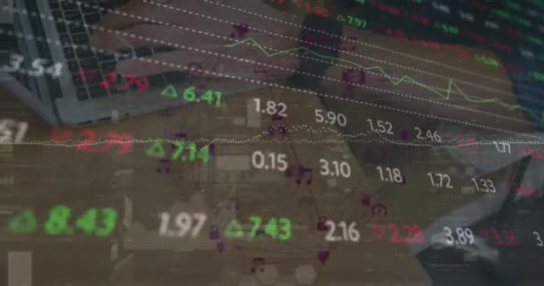 ラップトップを使用した白人男性に対する金融データ処理のアニメーション グローバルビジネス コンピューティング データ処理の概念デジタルで生成されたビデオ — ストック動画