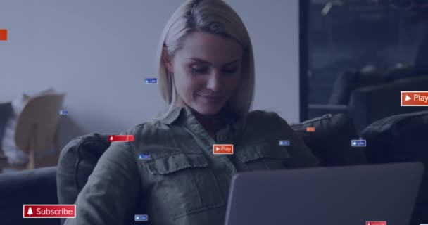 Bilgisayarda Çalışan Beyaz Bir Kadının Gülümsemesi Üzerine Mesaj Kutularındaki Metin — Stok video
