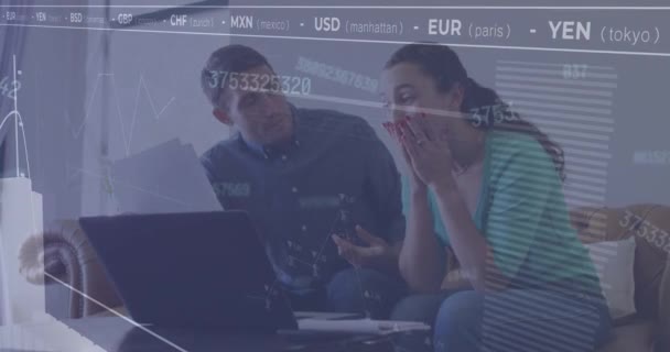 Animação Números Mudança Gráficos Quadro Monetário Casal Caucasiano Analisando Despesas — Vídeo de Stock