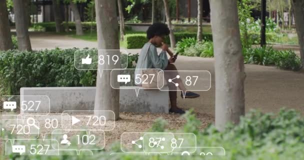 Animacja Ikon Mediów Społecznościowych Nad Afrykańską Amerykanką Która Przekąski Przy — Wideo stockowe