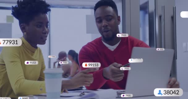 メッセージボックス内の数字とアイコンのアニメーション アフリカ系アメリカ人の同僚がレポートを議論する デジタル複合材 複数の露出 ビジネス チームワーク テクノロジーの概念 — ストック動画