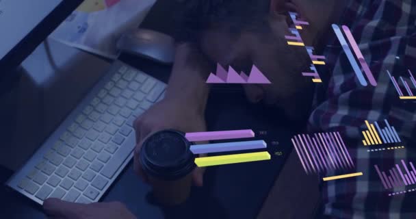 컴퓨터를 사용하는 카시안 남자에 데이터 애니메이션 글로벌 컴퓨팅 데이터 디지털 — 비디오