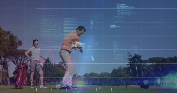 Animatie Van Grafieken Binaire Codes Computertaal Kaukasische Speler Slaan Golfbal — Stockvideo