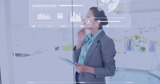 オフィスでのデジタルタブレットを使用した産業界の女性に対するデータ処理のアニメーション コンピュータインターフェイスとビジネスデータテクノロジーの概念 — ストック動画