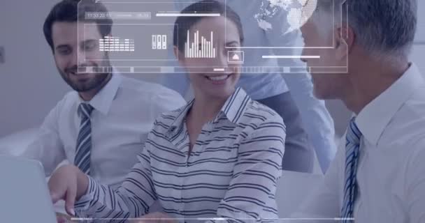 Animação Interface Com Processamento Dados Contra Diversos Empresários Que Discutem — Vídeo de Stock