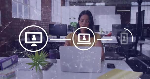 Ofiste Dizüstü Bilgisayar Kullanan Düşünceli Melez Kadınlara Karşı Dijital Simge — Stok video