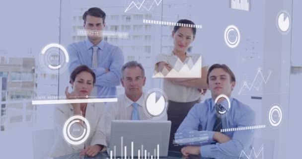 动画的数据处理对不同的商人在办公室微笑 计算机接口和业务数据技术概念 — 图库视频影像