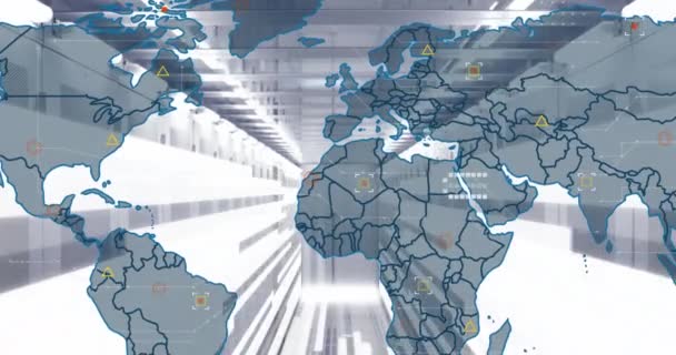 コンピュータサーバールームに対する世界地図やライトトレイルのアニメーション グローバルネットワークとビジネスデータストレージ技術の概念 — ストック動画