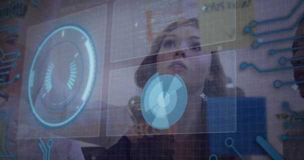 オフィスでガラス板について議論する多様な同僚に対するデータ処理のアニメーション コンピュータ インターフェースとビジネス技術の概念 — ストック動画