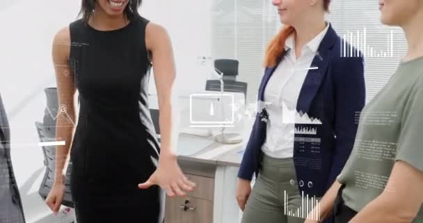 Muhtelif Adamlarının Ellerini Ofiste Birleştirerek Veri Işleme Animasyonu Bilgisayar Arayüzü — Stok video