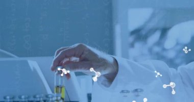 Moleküllerin ve matematiksel denklemlerin animasyonu beyaz bilim adamının laboratuvarda şişeleri tutması üzerine. Bilim, bilgisayar ve dijital arayüz kavramı dijital olarak oluşturulmuş video.