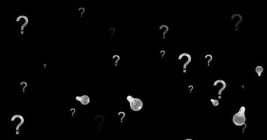 Ampul simgelerinin canlandırılması ve siyah arkaplanda soru işaretleri. Eğitim, öğrenme, bilgi, bilim ve dijital arayüz kavramı dijital olarak oluşturulmuş video.