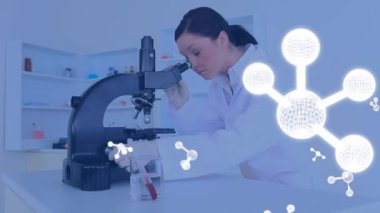 Laboratuvarda mikroskop kullanan beyaz kadın bilim adamı üzerindeki moleküllerin animasyonu. Bilim, bilgisayar ve dijital arayüz kavramı dijital olarak oluşturulmuş video.