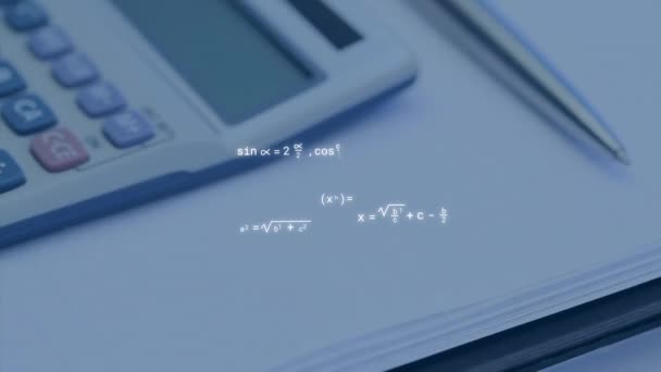 Κινούμενα Σχέδια Μαθηματικών Εξισώσεων Πάνω Από Σημειωματάριο Στυλό Και Αριθμομηχανή — Αρχείο Βίντεο