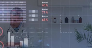 Kafkas doktorunun hastanedeki not defterine yazması üzerine çok renkli bilgi arayüzü animasyonu. Dijital bileşik, çoklu pozlama, rapor, iş, küresel, tıbbi ve sağlık konsepti.