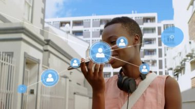 Akıllı telefon kullanan Afrikalı Amerikalı bir kadın üzerinden bağlantı ağının animasyonu. Küresel ağlar, işletmeler, finansmanlar, hesaplama ve veri işleme kavramı dijital olarak oluşturuldu.
