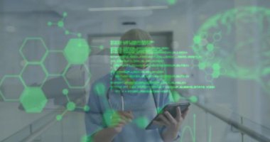 Yüz maskesi takmış beyaz kadın doktor üzerinde insan beyni ve veri işleme animasyonu. Küresel tıp, bağlantılar, hesaplama ve veri işleme kavramı dijital olarak oluşturulmuş video.