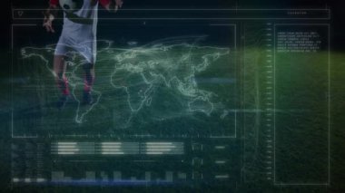 Kafkasyalı futbolcunun topa vuruşuyla dünya ve veri işleme animasyonu. Küresel spor, rekabet, bilgisayar ve veri işleme kavramı dijital olarak oluşturulmuş video.