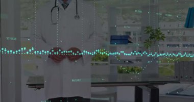 Hastanedeki gülümseyen Kafkasyalı doktorun sayılarını değiştiren grafiklerin animasyonu. Dijital bileşik, çoklu pozlama, rapor, iş, büyüme, tıbbi ve sağlık konsepti.