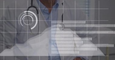 Hastanede sandalyede oturan gülümseyen beyaz bir doktorun üzerine çember ve çubuk yüklemenin animasyonu. Dijital bileşik, çoklu pozlama, şekil, ilerleme, iş, tıbbi ve sağlık konsepti.