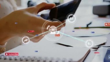 Ağ bağlantılarının ve sosyal medya simgelerinin akıllı telefon kullanan beyaz kadın üzerinde canlandırılması. Dijital olarak oluşturulmuş küresel bağlantılar, hesaplama ve veri işleme kavramı.