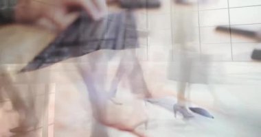 Klavyede yazı yazan beyaz bir adamın kırpık elleri üzerinde yürüyen insanların hızlandırılmış animasyonu. Dijital bileşik, çoklu pozlama, ofis, iş, soyut ve teknoloji kavramı.