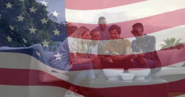 Amerikan bayrağının animasyonu cep telefonuyla video izleyen çeşitli mutlu arkadaşlar üzerinde dalgalanıyor. Dijital bileşim, çoklu pozlama, özgürlük, gurur, vatanseverlik, aşk ve birliktelik kavramı.