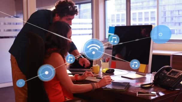 オフィス内の多様なビジネス人とのつながりのアニメーション グローバルネットワーク ビジネス コンピューティング データ処理の概念デジタル生成ビデオ — ストック動画