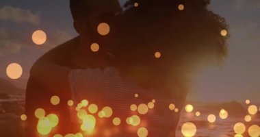 Sahilde deniz ve gökyüzüne karşı sarılıp öpüşen farklı çiftlerin mercek alevleri. Dijital bileşim, çoklu pozlama, aşk, birliktelik, mutluluk, tatil ve romantizm konsepti.