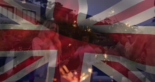 Animazione Bandiera Regno Unito Che Sventola Sopra Amici Diversi Che — Video Stock
