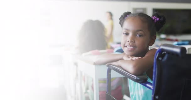 Animáció Vissza Iskolába Sms Boldog Afro Amerikai Iskolás Lányról Iskolában — Stock videók
