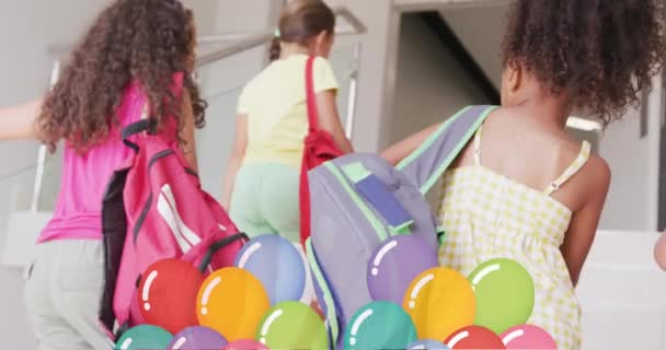 Animering Ballonger Och Tillbaka Till Skolan Text Över Glada Olika — Stockvideo