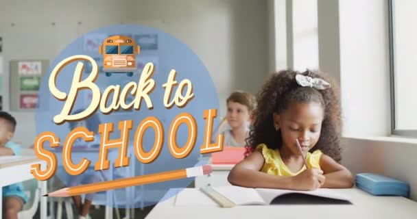 Анімація Повернення Шкільного Тексту Над Щасливими Різноманітними Школярами Школі Освіта — стокове відео