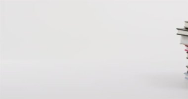 Beyaz arkaplanda kopya alanı olan kitap yığınını kapat. Okuma, öğrenme, okul ve eğitim kavramı.