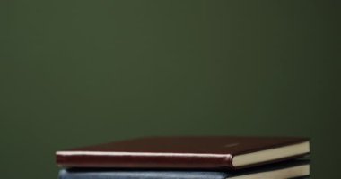 Yeşil arkaplanda kopya alanı olan kitap yığınını kapat. Okuma, öğrenme, okul ve eğitim kavramı.