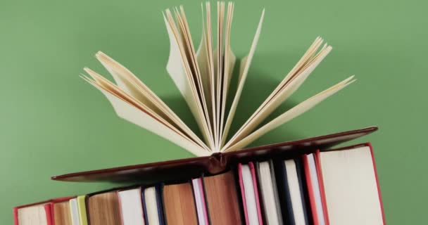 Zárja Nyitott Könyv Sor Könyvek Zöld Háttér Lassított Felvételen Olvasás — Stock videók