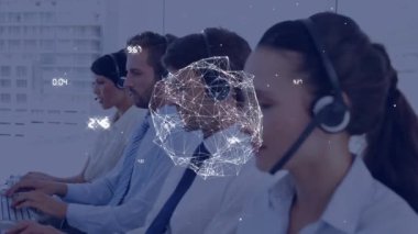 Ofisteki çeşitli iş adamlarıyla bağlantıları olan dünyanın animasyonu. Küresel iş, finans, hesaplama ve veri işleme kavramı dijital olarak oluşturulmuş video.