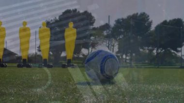 Afrika kökenli Amerikan futbolcunun sahada veri işleme animasyonu. Küresel spor, rekabet ve veri işleme kavramı dijital olarak oluşturulmuş video.