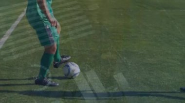 Kafkas futbolcunun sahada veri işleme animasyonu. Küresel spor, rekabet ve veri işleme kavramı dijital olarak oluşturulmuş video.
