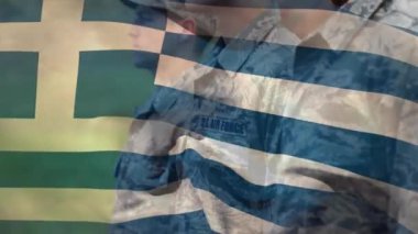 Çeşitli askerler üzerinde Yunan bayrağının canlandırılması. Ulusal vatanseverlik, silahlı kuvvetler ve savunma konsepti dijital olarak oluşturulmuş video.