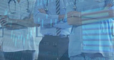 Çeşitli doktorlar üzerinde veri işleme animasyonu. Küresel tıp, sağlık, bilgisayar ve veri işleme kavramı dijital olarak oluşturulmuş video.