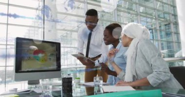 Küre, grafik, bilgisayar dili, bilgisayardaki grafikleri analiz eden çeşitli iş arkadaşlarının animasyonu. Dijital bileşik, çoklu pozlama, küreselleşme, iş dünyası, takım çalışması, rapor, kodlama, teknoloji.