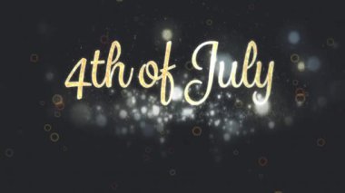 4 Temmuz metninin animasyonu ve siyah arka planda peri ışıkları. Amerikan bağımsızlığı, şenlik, kutlama ve geleneksel konsept dijital olarak oluşturulmuş video.