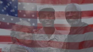 Amerika bayrağının animasyonu, anne ve babasıyla birlikte gülümseyen Afrikalı Amerikan askerinin üzerinde sallanıyor. Dijital bileşim, çoklu pozlama, birliktelik, gurur, silahlı kuvvetler ve vatanseverlik kavramı..