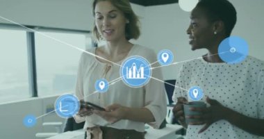 Çeşitli kadın iş arkadaşlarının ofiste yürümeleri ve fikirlerini paylaşmaları üzerine bağlantılı simgelerin canlandırılması. Dijital bileşik, çoklu pozlama, iletişim, tartışma, takım çalışması ve teknoloji kavramı.