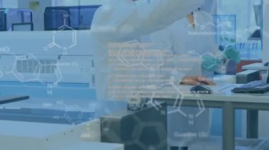 Laboratuvardaki çeşitli bilim adamları üzerinde bilimsel veri işleme animasyonu. Küresel bilim, araştırma, hesaplama ve veri işleme kavramı dijital olarak oluşturulmuş video.