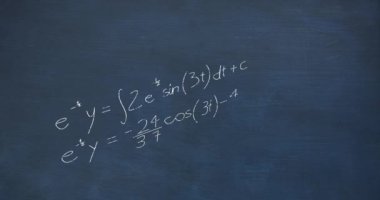 Mavi arkaplan üzerinde matematiksel veri işleme animasyonu. Küresel bilim, bilgisayar ve veri işleme kavramı dijital olarak oluşturulmuş video.