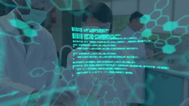 Laboratuvardaki çeşitli bilim adamları üzerinde bilimsel veri işleme animasyonu. Küresel bilim, araştırma, hesaplama ve veri işleme kavramı dijital olarak oluşturulmuş video.