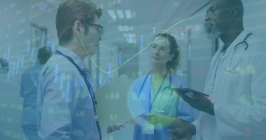 Çeşitli doktorlar üzerinde veri işleme animasyonu. Küresel tıp, sağlık, bilgisayar ve veri işleme kavramı dijital olarak oluşturulmuş video.